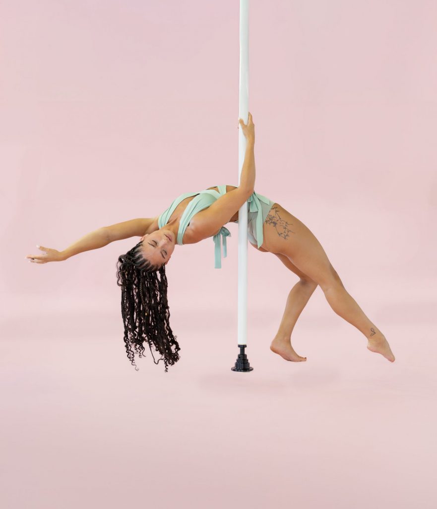 élève qui danse autour de la barre de pole dance lors d'un cours de pole choré dans l'école l'Art En Vol à Saint-Jean-de-Védas, près de Montpellier